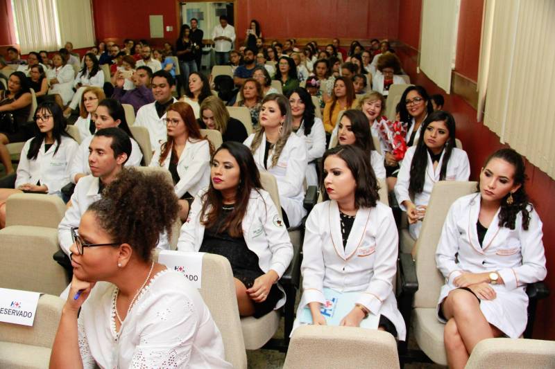 O hospital Ophir Loyola promoveu nesta quinta-feira (22), a formatura de novos especialistas nas áreas de Oncologia em Cuidados Paliativos, de Enfermagem em Atenção ao Câncer e de Cirurgia e Traumatologia Buco-maxilofacial. 

FOTO: FELIPE TIAGO / DIVULGAÇÃO
DATA: 22.02.2018
BELÉM - PARÁ <div class='credito_fotos'>Foto: FELIPE TIAGO / DIVULGAÇÃO   |   <a href='/midias/2018/originais/672b14f0-e036-4a14-b6ae-447ce1793d7e.jpg' download><i class='fa-solid fa-download'></i> Download</a></div>