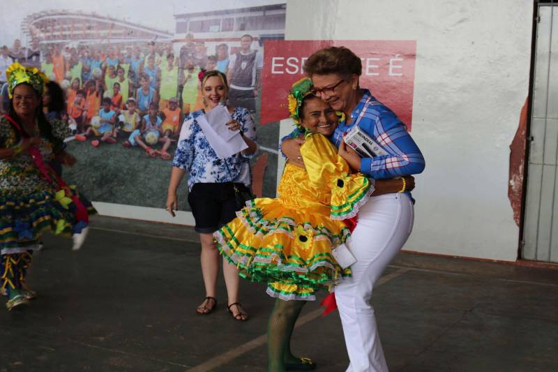 Cerca de 400 idosos, trajando as vestes típicas da época junina, participaram do 19º “Arraiá” (foto), que integra o Projeto Vida Ativa na Terceira Idade, nesta terça-feira (26), no Estádio Olímpico do Pará, o Mangueirão, em Belém. O momento mais esperado da festa foi o concurso de Miss Caipira 2018. Conceição Albuquerque, com o traje “Miss Copa do Mundo”, foi a vencedora desta edição. A festa junina contou com apresentação de quadrilhas de entidades de assistência à pessoa idosa e muitas brincadeiras da quadra junina, além da cantora Suanny Batidão. Com a roupa nas cores verde e amarela, Conceição Albuquerque, candidata do núcleo do projeto que funciona na Tuna Luso Brasileira, apostou na junção do tema junino com a mais importante competição de futebol – a Copa do Mundo, na Rússia. A ganhadora participou ao lado de cinco candidatas e conquistou os jurados, que avaliaram coreografia, simpatia e traje. Emocionada, a vencedora recebeu a faixa das mãos de Marlene da Silva, a miss de 2017.

FOTO: ADRIANA PINTO / ASCOM SEEL
DATA: 26.06.2018
BELÉM - PARÁ <div class='credito_fotos'>Foto: ADRIANA PINTO / ASCOM SEEL   |   <a href='/midias/2018/originais/674a0c8b-5da6-4912-a566-a9f6443f9a8a.jpg' download><i class='fa-solid fa-download'></i> Download</a></div>