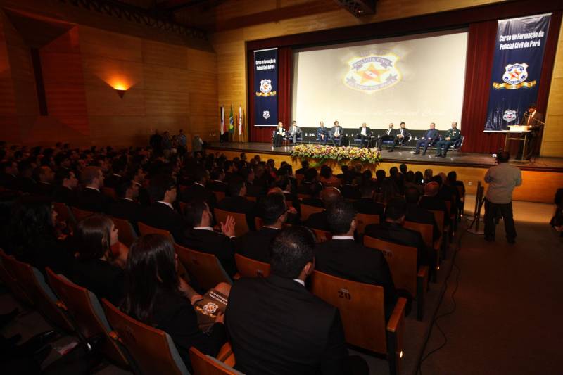 O Pará vai voltar a ter um delegado de polícia para cada município. A posse de 149 novos delegados da Polícia Civil, que aconteceu nesta segunda-feira (26) no Teatro Maria Sylvia Nunes, na Estação das Docas, vai garantir, com sobras, a cobertura completa dos 144 municípios do estado. Aprovados em concurso público, os novos delegados concluíram o curso de Formação da Polícia Civil do Pará no dia 15 deste mês. O curso foi o primeiro do Brasil a incluir sete disciplinas inéditas: Oratória, Atuação Policial frente aos Grupos Vulneráveis, Relacionamento com a Imprensa e Mídias Sociais, Abordagem Psicopatológica do Crime e da Violência, Investigação Financeira no Enfrentamento ao Crime de Lavagem de dinheiro, Noções Básicas de Enfrentamento às Fraudes Veiculares e Linguagem Brasileira de Sinais. O concurso aprovou ainda 300 investigadores, 180 escrivães e 20 papiloscopistas. Os novos policiais civis passaram por quatro meses de formação técnica e profissional na Acadepol. Com a nomeação, o próximo passo será a lotação dos novos servidores públicos nas unidades de Polícia Civil do estado, quando eles saberão em qual região do Pará trabalharão inicialmente.

FOTO: SYDNEY OLIVEIRA / AG. PARÁ
DATA: 26.02.2018
BELÉM - PARÁ <div class='credito_fotos'>Foto: Sidney Oliveira/Ag. Pará   |   <a href='/midias/2018/originais/67506918-0ce5-485f-9427-c6d06801b776.jpg' download><i class='fa-solid fa-download'></i> Download</a></div>