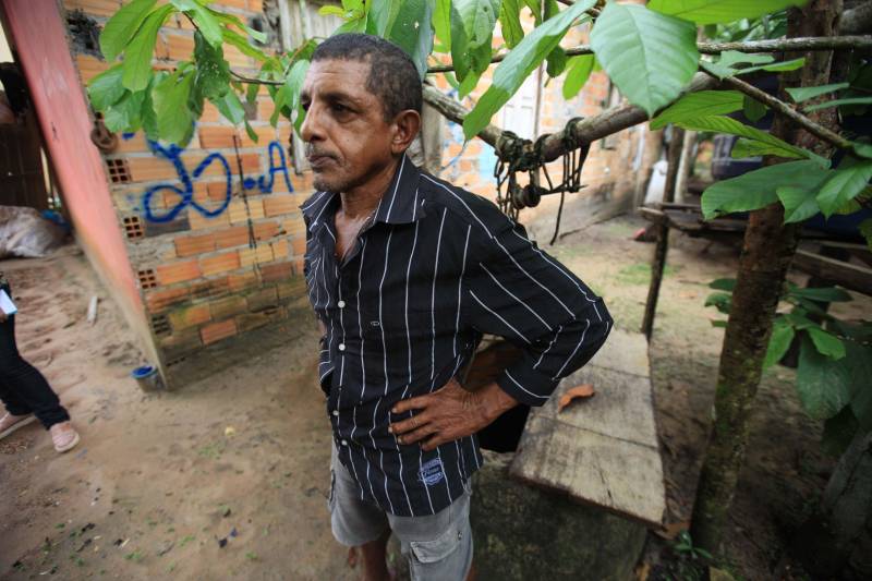 As ações do governo do Estado são imediatas no município de Barcarena, mais especificamente nas comunidades Bom Futuro e Vila Nova, localizadas na área das bacias de rejeitos da Hydro. A primeira medida é a coleta da água dos poços artesianos, para verificar se está própria para o consumo humano. Nesta sexta-feira (23), técnicos do Laboratório Central do Estado (Lacen) começaram o trabalho, que faz parte do conjunto de ações do grupo de trabalho montado pelo governo depois que o Instituto Evandro Chagas confirmou a contaminação da área. Na foto, o morador Luiz Gonzaga (camisa preta).

FOTO: MÁCIO FERREIRA / AG. PARÁ
DATA: 23.02.2018
BARCARENA - PARÁ <div class='credito_fotos'>Foto: MÁCIO FERREIRA/ AG. PARÁ   |   <a href='/midias/2018/originais/67ed2b89-41c1-4036-9227-fed5c5658fa3.jpg' download><i class='fa-solid fa-download'></i> Download</a></div>