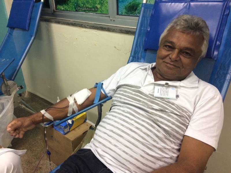 Logo ao amanhecer, Valdelino Santana (foto), 60 anos, pegou a estrada com mais 15 amigos, saindo do município de Eldorado do Carajás em direção a Marabá, percorrendo 70 quilômetros. O motivo era nobre: ajudar pessoas que precisam de sangue. A coleta foi feita no Hospital Regional do Sudeste do Pará - Dr. Geraldo Veloso (HRSP), na última terça-feira (17). O hospital realiza uma campanha de incentivo à doação de sangue até a próxima sexta-feira (20), com o apoio da Fundação Centro de Hemoterapia e Hematologia do Pará (Hemopa), em Marabá.

FOTO: ASCOM / HRSP
DATA: 18.04.2018
MARABÁ - PARÁ <div class='credito_fotos'>Foto: ASCOM HRSP   |   <a href='/midias/2018/originais/68285b34-0a67-4298-8e15-7d52493d1c3f.jpg' download><i class='fa-solid fa-download'></i> Download</a></div>