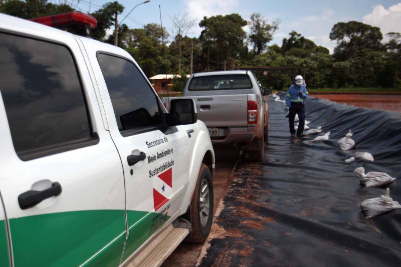 Iniciou neste sábado, 24, o prazo que o Governo do Estado deu para que a empresa de alumínio Hydro Alunorte adote procedimentos e mecanismos seguros ambientalmente, a fim de que as bacias de resíduos da empresa baixem os níveis em pelo menos um metro – o que é definido tecnicamente como padrão de segurança com comprovação permanente da redução e manutenção dos níveis. Uma equipe de fiscalização da Secretaria de Estado de Meio Ambiente e Sustentabilidade (Semas) está no município para fazer o monitoramento dos níveis das bacias do sistema de tratamento dos rejeitos da Bauxita. "Vamos montar equipes para, de duas em duas horas, avaliar o nível das bacias. Em caso de chuva o monitoramento será feito de uma em uma hora", explicou Rejiane Santos, geóloga da Diretoria de Licenciamento Ambiental da Semas.

FOTO: IGOR BRANDÃO / AG PARÁ
DATA: 24.02.2018
BELÉM - PARÁ <div class='credito_fotos'>Foto: IGOR BRANDÃO / AG. PARÁ   |   <a href='/midias/2018/originais/683992b1-9d51-497c-b02c-9207c54eea3e.jpg' download><i class='fa-solid fa-download'></i> Download</a></div>