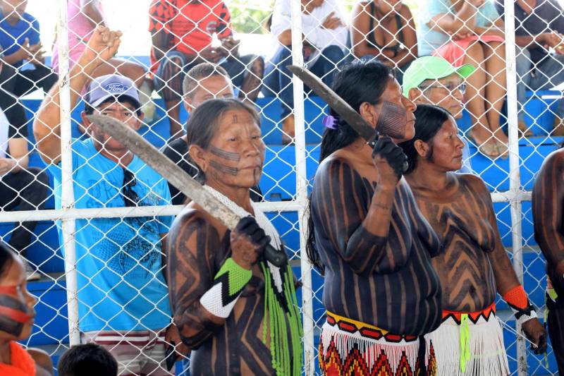 Uma caminhada pelas principais ruas de São Félix do Xingu foi o ponto alto da programação da Semana dos Povos Indígenas nesta quarta-feira (18). Os índios se concentraram em frente à Secretaria Municipal de Cultura, entoando cantos de guerra e dançando na luta por direitos. Uma das principais reivindicações é a retomada de territórios e a gestão ambiental dessas áreas. Durante a passeata, caciques se revezavam proferindo palavras de ordem, enquanto todos seguiam em cadência rumo à Praça do Triângulo, onde ocorre grande parte das atividades. A passeata foi também um protesto contra a exoneração de Franklimberg Ribeiro de Freitas da presidência da Fundação Nacional do Índio (Funai). Ele teria sido demitido pelo presidente Michel Temer a pedido de deputados da bancada ruralista, em Brasília.

FOTO: RODOLFO OLIVEIRA / AG. PARÁ
DATA: 18.04.2018
SÃO FÉLIX DO XINGU - PARÁ <div class='credito_fotos'>Foto: Rodolfo Oliveira/Ag. Pará   |   <a href='/midias/2018/originais/69350c46-8026-4cc9-9ca1-e9d5c7c5c5fd.jpg' download><i class='fa-solid fa-download'></i> Download</a></div>