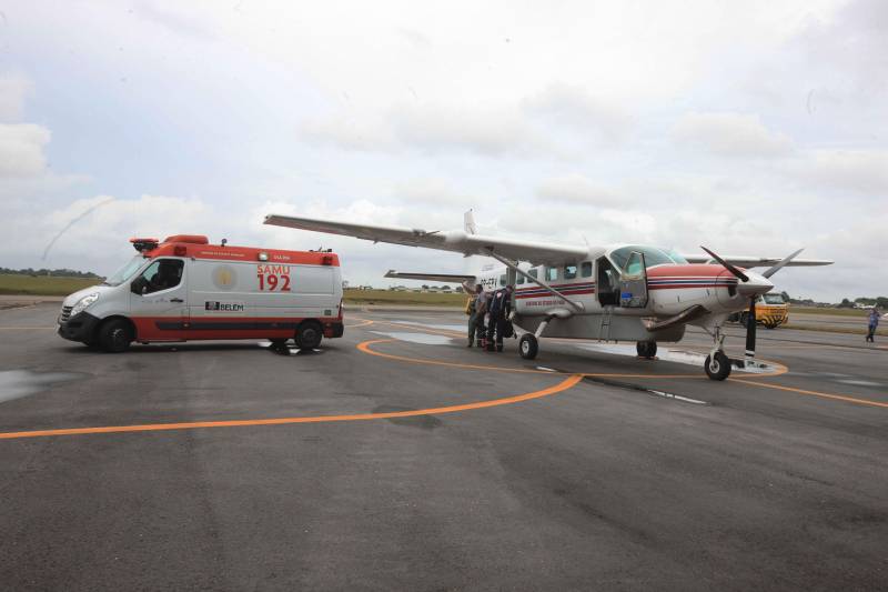 A aeronave do Grupamento Aéreo de Segurança Pública (Graesp) trouxe, nesta sexta-feira (16), para Belém, piloto e passageiros do helicóptero  que precisou fazer um pouso forçado, na Ilha do Marajó. O fato ocorreu em uma área de mata entre os municípios de Curralinho e Breves, no dia 15. O resgate dos funcionários da empresa prestadora de energia elétrica no Pará e do piloto foi realizado ainda no final da tarde de ontem, quando o grupamento foi acionado pelo Salvaéreo.

FOTO: RODOLFO OLIVEIRA / AG. PARÁ
DATA: 16.03.2018
BELÉM - PARÁ <div class='credito_fotos'>Foto: Rodolfo Oliveira/Ag. Pará   |   <a href='/midias/2018/originais/696fb831-5ef6-4ed3-b64e-4984df8e5d8b.jpg' download><i class='fa-solid fa-download'></i> Download</a></div>