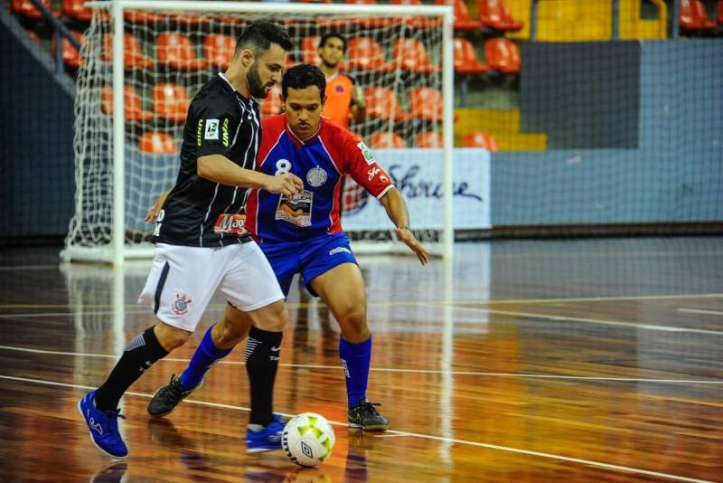 A Arena Guilherme Paraense foi palco de mais um grande evento esportivo na manhã deste domingo, 25. O futsal foi a modalidade que esteve em destaque na quadra da arena multiuso, durante amistoso entre as equipes do Corinthians (SP) e Shouse (PA). A partida terminou com o placar de 6 a 0 para o time paulista. De um lado, uma equipe veterana; de outro, um time estreante buscando mostrar a que veio, e conquistar a confiança da torcida paraense. Este foi o cenário do amistoso que levou cerca de 3 mil pessoas às arquibancadas do Mangueirinho. O jogo teve um primeiro tempo equilibrado, com as duas equipes mostrando qualidade. O time visitante abriu o placar; a equipe paraense buscou o gol de empate, mas não conseguiu. No segundo tempo a equipe corintiana marcou mais 5 gols, fechando a partida com o placar de 6 a 0.  

FOTO:ASCOM /SEEL
DATA: 25.02.2018
BELÉM - PARÁ <div class='credito_fotos'>Foto: ASCOM SEEL   |   <a href='/midias/2018/originais/69f1e560-ebd8-4e7a-a8bb-b619e5003123.jpg' download><i class='fa-solid fa-download'></i> Download</a></div>