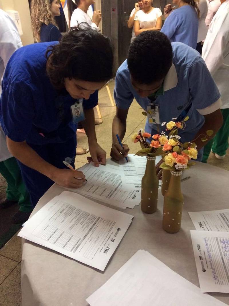 A internação hospitalar é uma situação que ninguém deseja. Mas, quando necessária, quanto mais acolhedora for, melhor para a recuperação do paciente. No Hospital Regional do Sudeste do Pará - Dr. Geraldo Veloso (HRSP), em Marabá (PA), para tornar esse período mais ameno para o usuário, o atendimento se baseia na Política Nacional de Humanização do Sistema Único de Saúde (SUS). Assim, desde o momento da admissão até a alta hospitalar, todas as etapas da assistência prezam pelo bom relacionamento, respeito às necessidades individuais, garantia dos direitos, segurança e qualidade.     

FOTO: ASCOM / HRSP
DATA: 02.03.2018
MARABÁ - PARÁ <div class='credito_fotos'>Foto: ASCOM HRSP   |   <a href='/midias/2018/originais/6a2f00b6-4191-4e3f-8cfa-ed35f5c26950.jpg' download><i class='fa-solid fa-download'></i> Download</a></div>