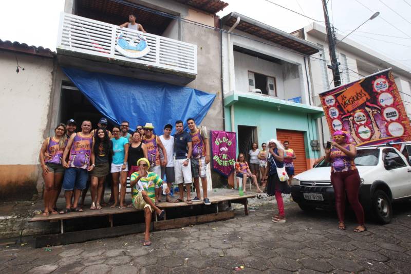 O professor Júlio Leal Gomes é natural de Vigia de Nazaré, no nordeste paraense, terra conhecida pela hospitalidade, principalmente em época festiva. Mantendo a tradição, no Carnaval Júlio e seus irmãos abrem a casa da família para amigos e outros parentes. Neste ano, o imóvel de quatro cômodos abrigou mais de 50 pessoas. Vigia tem um dos maiores e mais tradicionais carnavais do Pará. Nesta época do ano, a população do município, de 51.173 habitantes (Censo/IBGE), triplica com a chegada de brincantes oriundos de todo o Brasil, e os vigienses – igual coração de mãe - acolhem essa multidão. A estimativa é a cidade receber mais de 300 mil pessoas neste Carnaval. Na foto, a família de Júlio Leal Gomes.

FOTO: IGOR BRANDÃO / AG PARÁ
DATA: 13.02.2018
BELÉM - PARÁ <div class='credito_fotos'>Foto: IGOR BRANDÃO / AG. PARÁ   |   <a href='/midias/2018/originais/6a654002-8d94-4d28-8d40-c951be8fd97a.jpg' download><i class='fa-solid fa-download'></i> Download</a></div>