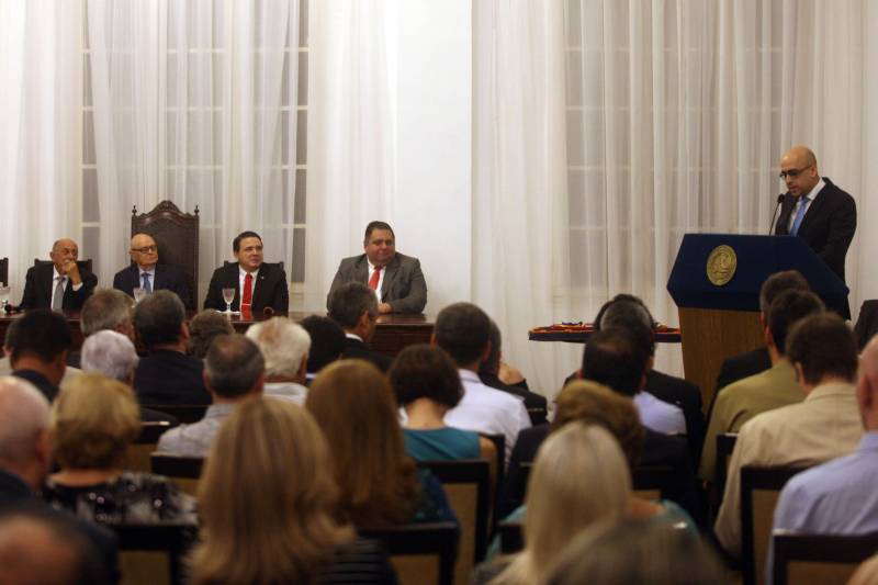 O governador Simão Jatene foi homenageado pela Associação do Corpo Consular no Estado do Pará (ACCP) com a Comenda do Mérito Consular João Clemente Baena Soares. A maior honraria da entidade foi entregue na noite desta quinta-feira (22), no salão nobre do prédio sede da Associação Comercial do Pará (ACP), em Belém. Na foto, o vice-cônsul de Portugal no Pará, Francisco Brandão.

FOTO: IGOR BRANDÃO / AG. PARÁ
DATA: 22.02.2018
BELÉM - PARÁ <div class='credito_fotos'>Foto: IGOR BRANDÃO / AG. PARÁ   |   <a href='/midias/2018/originais/6ab3e376-bccc-4e83-9373-f919f43c3d8d.jpg' download><i class='fa-solid fa-download'></i> Download</a></div>