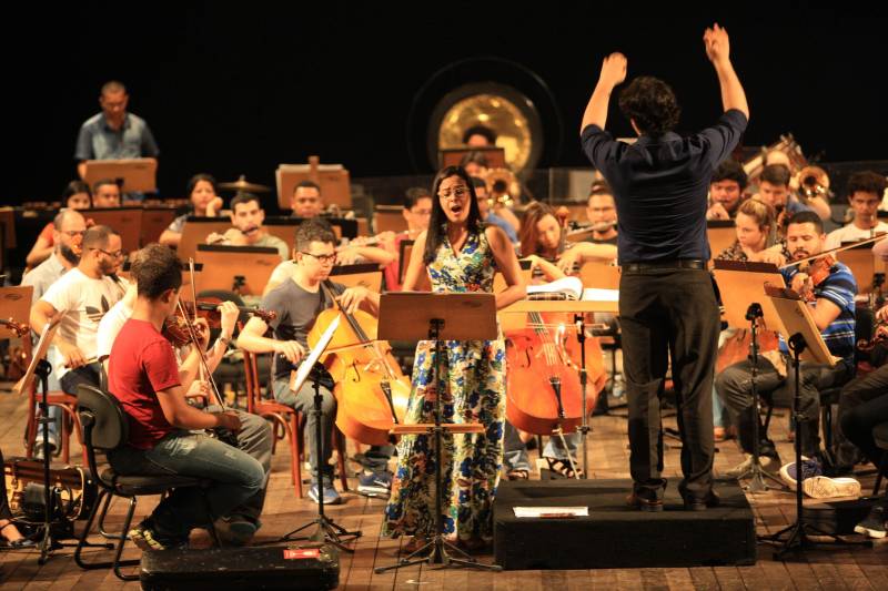 A melhor orquestra sinfônica do Brasil em 2017, eleita por revista especializada, fará uma apresentação especial ao ar livre, nesta sexta-feira, 16, para marcar a reabertura do Parque Estadual do Utinga, numa integração entre música e natureza, assim como propôs o compositor e maestro Heitor Villa-Lobos em “Floresta do Amazonas”. O regente da Orquestra Sinfônica do Teatro da Paz, Miguel Campos Neto, é um dos mais ansiosos pelo evento. Na foto, a soprano Kézia Andrade e Miguel Campos.

FOTO: MÁCIO FERREIRA / AG. PARÁ
DATA: 16.03.2018
BELÉM - PARÁ <div class='credito_fotos'>Foto: MÁCIO FERREIRA/ AG. PARÁ   |   <a href='/midias/2018/originais/6b178061-4437-4ce2-85e1-d9efd25ecda7.jpg' download><i class='fa-solid fa-download'></i> Download</a></div>