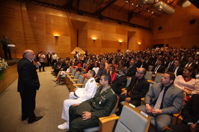 O Pará vai voltar a ter um delegado de polícia para cada município. A posse de 149 novos delegados da Polícia Civil, que aconteceu nesta segunda-feira (26) no Teatro Maria Sylvia Nunes, na Estação das Docas, vai garantir, com sobras, a cobertura completa dos 144 municípios do estado. Aprovados em concurso público, os novos delegados concluíram o curso de Formação da Polícia Civil do Pará no dia 15 deste mês. O curso foi o primeiro do Brasil a incluir sete disciplinas inéditas: Oratória, Atuação Policial frente aos Grupos Vulneráveis, Relacionamento com a Imprensa e Mídias Sociais, Abordagem Psicopatológica do Crime e da Violência, Investigação Financeira no Enfrentamento ao Crime de Lavagem de dinheiro, Noções Básicas de Enfrentamento às Fraudes Veiculares e Linguagem Brasileira de Sinais. O concurso aprovou ainda 300 investigadores, 180 escrivães e 20 papiloscopistas. Os novos policiais civis passaram por quatro meses de formação técnica e profissional na Acadepol. Com a nomeação, o próximo passo será a lotação dos novos servidores públicos nas unidades de Polícia Civil do estado, quando eles saberão em qual região do Pará trabalharão inicialmente.

FOTO: SYDNEY OLIVEIRA / AG. PARÁ
DATA: 26.02.2018
BELÉM - PARÁ <div class='credito_fotos'>Foto: Sidney Oliveira/Ag. Pará   |   <a href='/midias/2018/originais/6bc61020-9207-4b77-9814-cedf13da6596.jpg' download><i class='fa-solid fa-download'></i> Download</a></div>