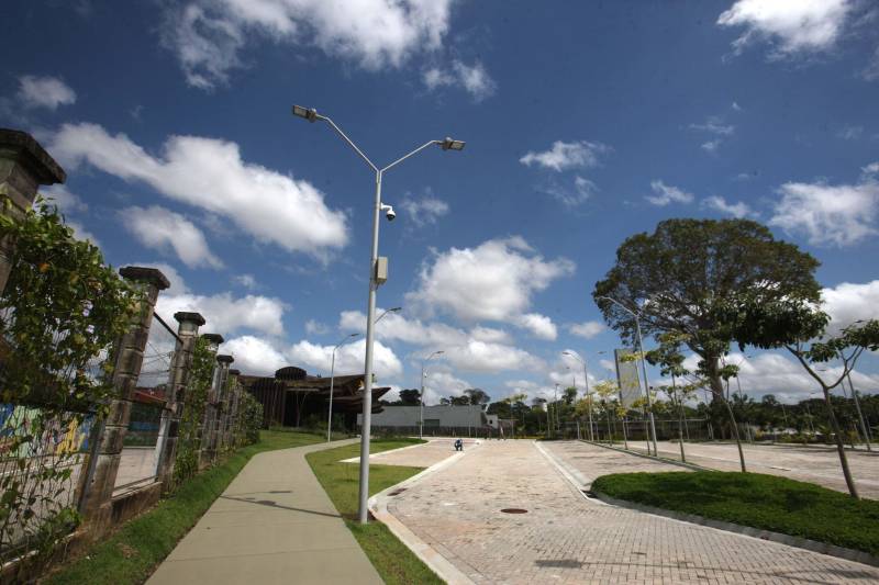 O Parque Estadual do Utinga (PEUt) o mais importante espaço de preservação e estudo da biodiversidade dentro da Região Metropolitana de Belém será reaberto à população a partir desta sexta,16, a partir das 16h30, com apresentações artísticas, com o Boi Veludinho, crianças do Pro Paz e a premiada Orquestra Sinfônica do Theatro da Paz. A apresentação será em um espaço ao ar livre e não será necessária a retirada de ingressos, por esse motivo, a recomendação é que o público chegue cedo, porque a entrada será fechada quando o espaço estiver lotado. No sábado, será realizada uma grande caminhada, a partir das 8 horas, com paradas para informações educativas sobre a fauna, flora e sobre os novos espaços. Por conta da grande quantidade de pessoas, incluindo crianças e idosos, o Corpo de Bombeiros recomendou e, a organização do evento acatou, a necessidade de se evitar durante a manhã do sábado o trânsito de veículos sobre rodas, como carros, bicicletas, skates e patins. Depois das 12 horas e durante todo o funcionamento do parque, a entrada e o uso por praticantes desta modalidade está completamente liberada. No domingo, o parque abrirá às 5h30 e funcionará até as 17h, assim como nos outros dias, de segunda a segunda. As atividades de manutenção do espaço vão requerer que o parque seja fechado para acesso ao público eventualmente, mas essas datas serão definidas de acordo com a demanda. 

FOTO: IGOR BRANDÃO / AG PARÁ
DATA: 15.03.2018
BELÉM - PARÁ <div class='credito_fotos'>Foto: IGOR BRANDÃO / AG. PARÁ   |   <a href='/midias/2018/originais/6d203a73-a8c9-4256-b502-f4c573e4c2a2.jpg' download><i class='fa-solid fa-download'></i> Download</a></div>