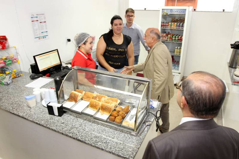 Restaurante self service, rampa de acesso, nova fachada, câmeras de vigilância e elevadores elétricos. O prédio-sede da Secretaria Estadual de Meio Ambiente e Sustentabilidade (Semas), em Belém, continua no mesmo lugar, mas parece novo. Após um processo de reforma, o prédio foi entregue aos servidores nesta sexta-feira, 16, pelo governador Simão Jatene (foto).

FOTO: CRISTINO MARTINS / AG. PARÁ
DATA: 16.03.2018
BELÉM - PARÁ <div class='credito_fotos'>Foto: Cristino Martins/Ag. Pará   |   <a href='/midias/2018/originais/6d64181b-2343-4831-9923-f1593556b97d.jpg' download><i class='fa-solid fa-download'></i> Download</a></div>