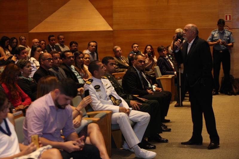 Para o governador Simão Jatene (foto), todos os nomeados podem se considerar – a partir do momento em que optaram por um concurso público no Pará – paraenses, “pois vão ajudar a construir o estado”. “Vocês terão a grata oportunidade de conhecer o estado pelo seu interior, o que é extremamente enriquecedor”, disse o governador. “Mas, preparem-se, pois terão poucos aplausos nos acertos e muitas e severas críticas ao menor erro”. Sobre o concurso e a posse dos novos delegados, Jatene disse que “mais um desafio foi vencido, que é o de ter um delegado para cada município”. “É mais um passo no sentido de combater a violência e melhorar os índices da segurança pública, o que nós fazemos mesmo com a crise que ainda assola o país”, disse o governador. “Enquanto existir essa vontade coletiva, unindo governo e sociedade, vamos vencer mais desafios, em todas as áreas”, concluiu Simão Jatene.

FOTO: SYDNEY OLIVEIRA / AG. PARÁ
DATA: 26.02.2018
BELÉM - PARÁ <div class='credito_fotos'>Foto: Sidney Oliveira/Ag. Pará   |   <a href='/midias/2018/originais/6de0b4bf-0a07-4702-8a54-b831f0ce5b86.jpg' download><i class='fa-solid fa-download'></i> Download</a></div>