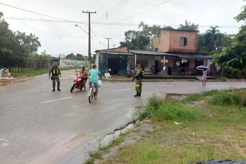 Mais de 600 policiais militares intensificaram a segurança em todo o bairro do Tapanã, durante a operação "Ocupação" que iniciou na manhã desta quinta-feira, 15, e segue até a próxima segunda-feira, 19. O planejamento estratégico desta ação conta com diversas operações: Ônibus Seguro, Hypnus, Bloqueio, Saturação, Tróia e Feira Segura.

FOTO: ASCOM PMPA
DATA: 15.03.2018
BELÉM - PARÁ <div class='credito_fotos'>Foto: Ascom PMPA   |   <a href='/midias/2018/originais/6e719aab-9d48-448d-b5e9-8ab475933bd1.jpg' download><i class='fa-solid fa-download'></i> Download</a></div>