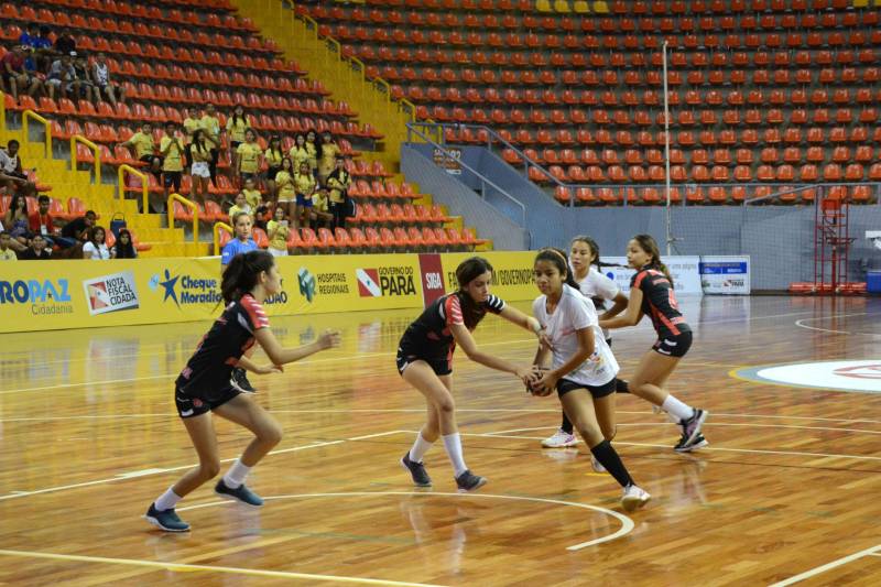 Em sua 60ª edição, os Jogos Estudantis Paraenses (JEPs) definiu a equipes que vão representar o Estado do Pará na etapa nacional, em Manaus (AM), de 19 a 23 de setembro. Das partidas realizadas neste sábado (23), pela etapa estadual, na Arena Guilerme Paraense - o Mangueirinho, foram premiados quatro times das modalidades de Basquete, Volei, Handebol e Futsal, na categoria "A" (de 12 a 14 anos). 

FOTO: FERNANDO NOBRE / ASCOM SEDUC
DATA: 23.06.2018
BELÉM - PARÁ <div class='credito_fotos'>Foto: FERNANDO NOBRE/ASCOM SEDUC   |   <a href='/midias/2018/originais/6f589e85-3200-40de-a941-452a9f56fc27.jpg' download><i class='fa-solid fa-download'></i> Download</a></div>
