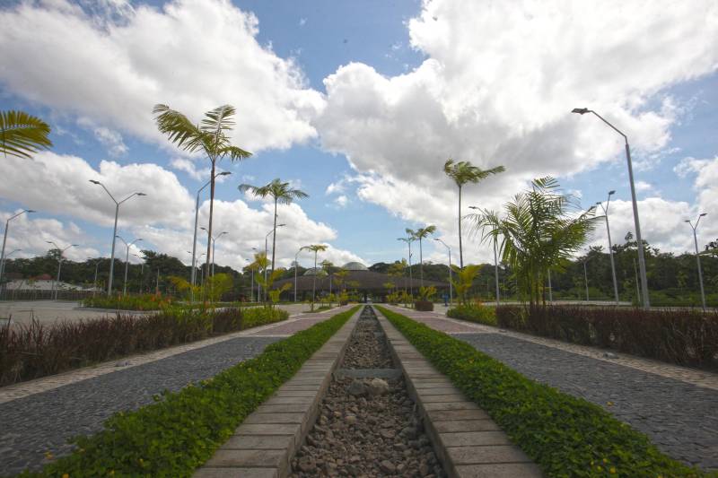 O Parque Estadual do Utinga (PEUt) o mais importante espaço de preservação e estudo da biodiversidade dentro da Região Metropolitana de Belém será reaberto à população a partir desta sexta,16, a partir das 16h30, com apresentações artísticas, com o Boi Veludinho, crianças do Pro Paz e a premiada Orquestra Sinfônica do Theatro da Paz. A apresentação será em um espaço ao ar livre e não será necessária a retirada de ingressos, por esse motivo, a recomendação é que o público chegue cedo, porque a entrada será fechada quando o espaço estiver lotado. No sábado, será realizada uma grande caminhada, a partir das 8 horas, com paradas para informações educativas sobre a fauna, flora e sobre os novos espaços. Por conta da grande quantidade de pessoas, incluindo crianças e idosos, o Corpo de Bombeiros recomendou e, a organização do evento acatou, a necessidade de se evitar durante a manhã do sábado o trânsito de veículos sobre rodas, como carros, bicicletas, skates e patins. Depois das 12 horas e durante todo o funcionamento do parque, a entrada e o uso por praticantes desta modalidade está completamente liberada. No domingo, o parque abrirá às 5h30 e funcionará até as 17h, assim como nos outros dias, de segunda a segunda. As atividades de manutenção do espaço vão requerer que o parque seja fechado para acesso ao público eventualmente, mas essas datas serão definidas de acordo com a demanda. 

FOTO: IGOR BRANDÃO / AG PARÁ
DATA: 15.03.2018
BELÉM - PARÁ <div class='credito_fotos'>Foto: IGOR BRANDÃO / AG. PARÁ   |   <a href='/midias/2018/originais/6f8d6ddf-159f-4e02-b284-204002bb8174.jpg' download><i class='fa-solid fa-download'></i> Download</a></div>