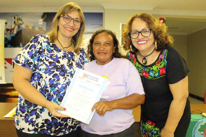 Alunos do curso de “Técnicas de gestão de resíduos sólidos” e de “Boas práticas higiênico sanitárias dos alimentos” foram certificados pelo Programa Pará Profissional. Ao todo, 32 concluintes estiveram presentes na cerimônia, que ocorreu no auditório da Casa Civil, na quinta-feira (28). O Programa Pará Profissional é um dos instrumentos utilizados no combate à desigualdade inter-regional no Estado, por meio da qualificação profissional da mão de obra local. Coordenado pela Secretaria de Estado de Ciência, Tecnologia e Educação Profissional e Tecnológica (Sectet), o programa é amparado pela Lei 8.427, de 16 de novembro de 2016. As ofertas de cursos são feitas de acordo com as demandas vindas dos setores produtivos de cada região do estado, mediante oficinas, reuniões e solicitações diretas das prefeituras. Na foto,  a diretora geral do NAC, Daniele Khayat (e).

FOTO: ERIKA TORRES / ASCOM NAC
DATA: 01.03.2018
BELÉM - PARÁ <div class='credito_fotos'>Foto: ERIKA TORRES / ASCOM NAC   |   <a href='/midias/2018/originais/6fdbc63e-9b04-44c8-a997-fd8cffe66af8.jpg' download><i class='fa-solid fa-download'></i> Download</a></div>