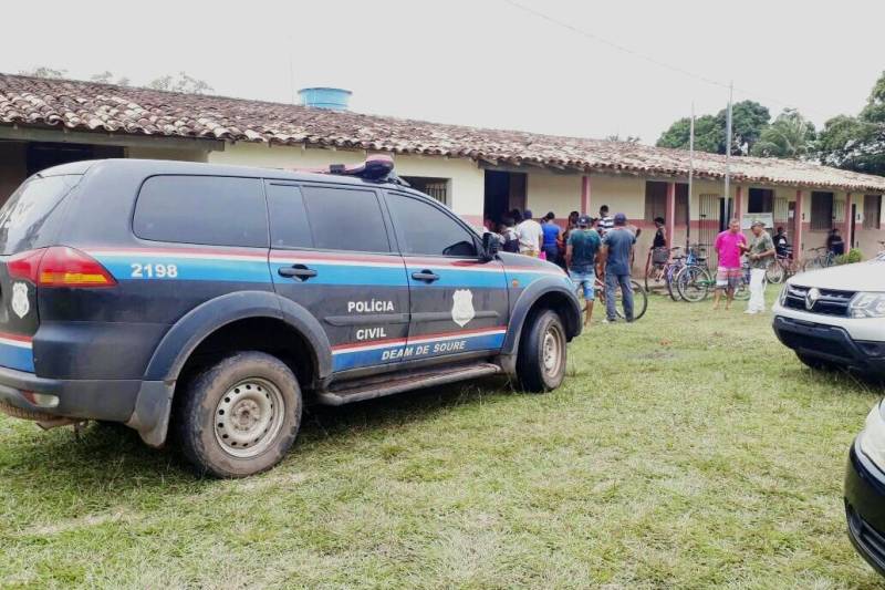 A Polícia Civil iniciou nesta quinta-feira (15) o Projeto Delegacia Itinerante Marajó, em Salvaterra, município do Arquipélago do Marajó. Realizado em parceria com a Secretaria Municipal de Promoção e Assistência Social de Salvaterra, o projeto tem por objetivo percorrer as principais comunidades rurais e quilombolas do município para expandir os serviços prestados pela Delegacia Especializada em Atendimento à Mulher (Deam), sediada em Soure, e que atende aos municípios do lado oriental do Marajó. 

FOTO: ASCOM POLÍCIA CIVIL
DATA: 15.03.2018
SALVATERRA - PARÁ <div class='credito_fotos'>Foto: Ascom Polícia Civil   |   <a href='/midias/2018/originais/71046050-eaca-44ad-9bfd-eb66678b8916.jpg' download><i class='fa-solid fa-download'></i> Download</a></div>