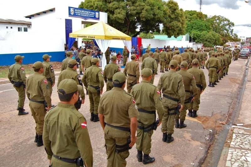 O Governo do Estado entregou nesta segunda-feira (3), a primeira fase das instalações físicas do 35º Batalhão de Polícia Militar – Batalhão Rio Amazonas (35º BPM), sediado em Santarém, na região oeste do Pará. O batalhão está na área de circunscrição do Comando de Policiamento Regional I (CPR-I). A unidade física do 35º BPM (foto) é composta por 20 salas. O efetivo é formado por 246 policiais militares, divididos entre o novo Batalhão e três Postos Policiais Destacados, localizados no distrito de Boa Esperança (Km 43 da PA-370) e nos municípios de Belterra e Mojuí dos Campos.

FOTO: SAMUEL ALVARENGA / ASCOM CRGBA
DATA: 03.12.2018
SANTARÉM - PARÁ <div class='credito_fotos'>Foto: SAMUEL ALVARENGA / ASCOM CRGBA   |   <a href='/midias/2018/originais/716f2f4d-ce24-4ae4-9525-24eee4e72ed2.jpg' download><i class='fa-solid fa-download'></i> Download</a></div>