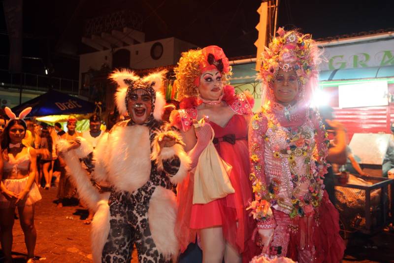 O professor Júlio Leal Gomes é natural de Vigia de Nazaré, no nordeste paraense, terra conhecida pela hospitalidade, principalmente em época festiva. Mantendo a tradição, no Carnaval Júlio e seus irmãos abrem a casa da família para amigos e outros parentes. Neste ano, o imóvel de quatro cômodos abrigou mais de 50 pessoas. Vigia tem um dos maiores e mais tradicionais carnavais do Pará. Nesta época do ano, a população do município, de 51.173 habitantes (Censo/IBGE), triplica com a chegada de brincantes oriundos de todo o Brasil, e os vigienses – igual coração de mãe - acolhem essa multidão. A estimativa é a cidade receber mais de 300 mil pessoas neste Carnaval.

FOTO: IGOR BRANDÃO / AG PARÁ
DATA: 13.02.2018
VIGIA - PARÁ <div class='credito_fotos'>Foto: IGOR BRANDÃO / AG. PARÁ   |   <a href='/midias/2018/originais/71be5828-c6c0-4211-acf5-8053d344a1ab.jpg' download><i class='fa-solid fa-download'></i> Download</a></div>