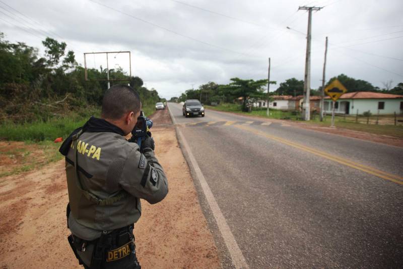 O professor Júlio Leal Gomes é natural de Vigia de Nazaré, no nordeste paraense, terra conhecida pela hospitalidade, principalmente em época festiva. Mantendo a tradição, no Carnaval Júlio e seus irmãos abrem a casa da família para amigos e outros parentes. Neste ano, o imóvel de quatro cômodos abrigou mais de 50 pessoas. Vigia tem um dos maiores e mais tradicionais carnavais do Pará. Nesta época do ano, a população do município, de 51.173 habitantes (Censo/IBGE), triplica com a chegada de brincantes oriundos de todo o Brasil, e os vigienses – igual coração de mãe - acolhem essa multidão. A estimativa é a cidade receber mais de 300 mil pessoas neste Carnaval.  Na foto, o coordenador da operação, Ivan Feitosa.

FOTO: IGOR BRANDÃO / AG PARÁ
DATA: 13.02.2018
BELÉM - PARÁ <div class='credito_fotos'>Foto: IGOR BRANDÃO / AG. PARÁ   |   <a href='/midias/2018/originais/732b0096-7176-4909-a6d6-309113bdc5a3.jpg' download><i class='fa-solid fa-download'></i> Download</a></div>