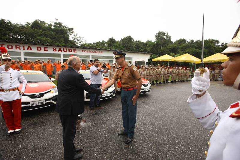 Na mesma cerimônia que entregou as viaturas para serviços de vistoria, o governador Simão Jatene fez uma visita técnica às instalações da nova Policlínica ao Corpo de Bombeiros Militar do Estado. Um prédio no Quartel do Comando Geral da corporação foi reformado e adaptado para receber a Policlínica, que oferta assistência médico-odontológico, psicológico e de primeiros socorros aos bombeiros militares e seus dependentes.

FOTO: IGOR BRANDÃO / AG. PARÁ
DATA: 15.03.2018
BELÉM - PARÁ <div class='credito_fotos'>Foto: IGOR BRANDÃO / AG. PARÁ   |   <a href='/midias/2018/originais/7333eb07-7421-4aa9-9909-ed43a04fa798.jpg' download><i class='fa-solid fa-download'></i> Download</a></div>