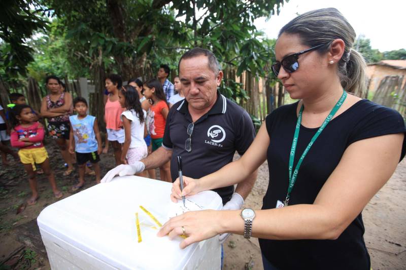 As ações do governo do Estado são imediatas no município de Barcarena, mais especificamente nas comunidades Bom Futuro e Vila Nova, localizadas na área das bacias de rejeitos da Hydro. A primeira medida é a coleta da água dos poços artesianos, para verificar se está própria para o consumo humano. Nesta sexta-feira (23), técnicos do Laboratório Central do Estado (Lacen) começaram o trabalho, que faz parte do conjunto de ações do grupo de trabalho montado pelo governo depois que o Instituto Evandro Chagas confirmou a contaminação da área.

FOTO: MÁCIO FERREIRA / AG. PARÁ
DATA: 23.02.2018
BARCARENA - PARÁ <div class='credito_fotos'>Foto: MÁCIO FERREIRA/ AG. PARÁ   |   <a href='/midias/2018/originais/7379af21-df9f-42c9-a28b-c283fcc447fc.jpg' download><i class='fa-solid fa-download'></i> Download</a></div>