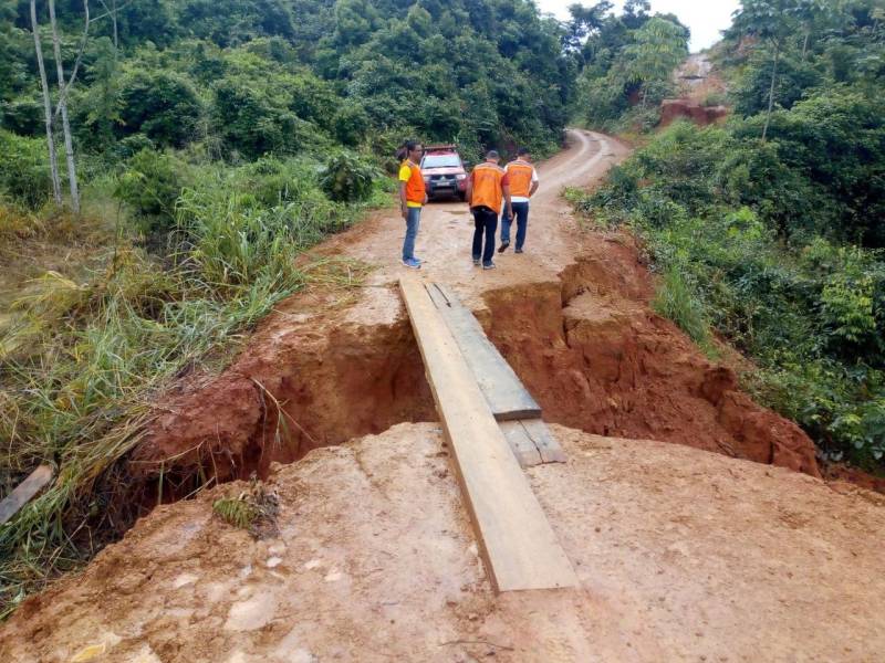 Nesta sexta-feira, 23, uma equipe da Defesa Civil do Pará se deslocou de Marabá rumo ao município de Itupiranga, na região sudeste do estado. Por conta do período chuvoso, 15 pontes da cidade apresentaram sérios problemas. Além disso, 300 pessoas estão desalojadas e 100 desabrigadas. Para auxiliar no atendimento dessas famílias, a Defesa Civil de Itupiranga solicitou ajuda da Coordenadoria Estadual de Defesa Civil. O subcomandante do 5º Grupamento Bombeiro Militar, Major Paulo César Vaz, ressaltou que esta é a segunda avaliação feita no município. “Enviamos a mesma equipe que esteve em Itupiranga, no dia 16 de fevereiro, para uma nova avaliação e dar o suporte necessário à Defesa Civil municipal no sentido de preencher o sistema S2iD (Sistema Integrado de Informações sobre Desastres do Governo Federal), o que vai subsidiar a prefeitura para decretar situação de emergência no município, e assim, consiga atender as demandas emergenciais”, explicou.

FOTO: ASCOM / DEFESA CIVIL
DATA: 23.02.2018
ITUPIRANGA - PARÁ <div class='credito_fotos'>Foto: ASCOM / DEFESA CIVIL    |   <a href='/midias/2018/originais/73d70587-582a-43ae-a9d8-fa1f9d5736ef.jpg' download><i class='fa-solid fa-download'></i> Download</a></div>