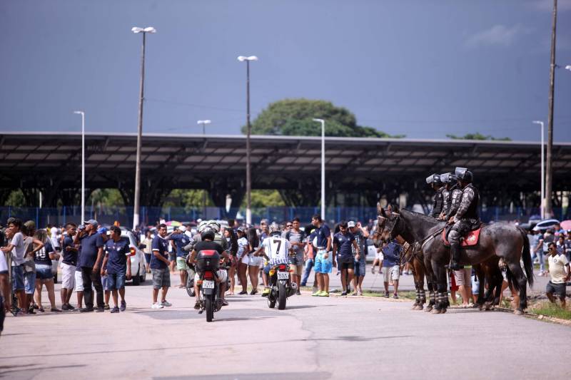 O Clube do Remo venceu o Paysandu por 2 a 1 na tarde deste domingo, partida realizada no Estádio Mangueirão, e largou na frente pelo título do Campeonato Paraense de 2018. Na foto, policiamento faz a segurança da partida.

FOTO: THIAGO GOMES / AG. PARÁ
DATA: 01.04.2018
BELÉM - PARÁ <div class='credito_fotos'>Foto: Thiago Gomes /Ag. Pará   |   <a href='/midias/2018/originais/746339ee-6533-4e6a-8c34-6817ff5882e2.jpg' download><i class='fa-solid fa-download'></i> Download</a></div>