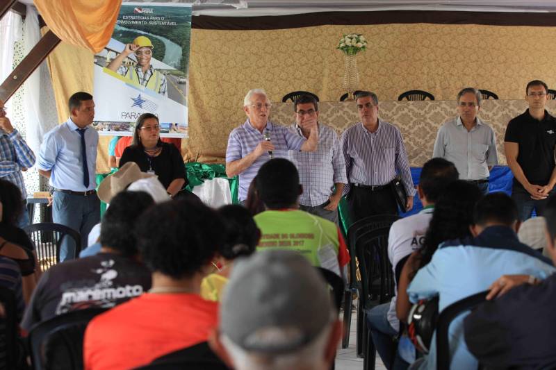 Mais de 300 produtores compareceram à arena Bira's, em Igarapé-Miri, no nordeste paraense, na manhã de quinta-feira (15), em busca de informações sobre crédito, qualificação profissional, regularização fundiária e cadeia produtiva. O público foi atendido pela "Caravana Pará 2030 - Igarapé-Miri", promovida pelo governo do Estado, que levou ao município os serviços de várias secretarias, bancos e instituições ligadas à produção e à intermediação de negócios.

FOTO: RODOLFO OLIVEIRA / AG. PARÁ
DATA: 16.03.2018
IGARAPÉ-MIRI - PARÁ <div class='credito_fotos'>Foto: Rodolfo Oliveira/Ag. Pará   |   <a href='/midias/2018/originais/74f51205-15c6-411d-ac5d-0cc7e615c5d4.jpg' download><i class='fa-solid fa-download'></i> Download</a></div>