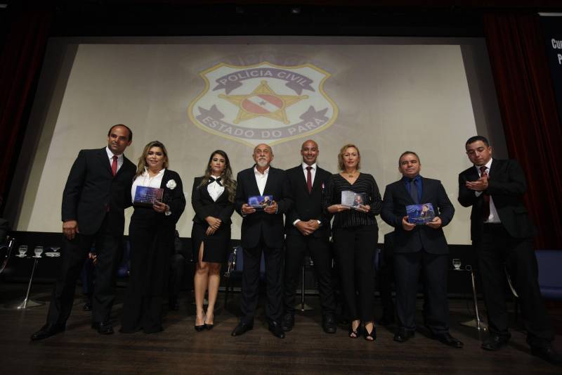 O Pará vai voltar a ter um delegado de polícia para cada município. A posse de 149 novos delegados da Polícia Civil, que aconteceu nesta segunda-feira (26) no Teatro Maria Sylvia Nunes, na Estação das Docas, vai garantir, com sobras, a cobertura completa dos 144 municípios do estado. Aprovados em concurso público, os novos delegados concluíram o curso de Formação da Polícia Civil do Pará no dia 15 deste mês. O curso foi o primeiro do Brasil a incluir sete disciplinas inéditas: Oratória, Atuação Policial frente aos Grupos Vulneráveis, Relacionamento com a Imprensa e Mídias Sociais, Abordagem Psicopatológica do Crime e da Violência, Investigação Financeira no Enfrentamento ao Crime de Lavagem de dinheiro, Noções Básicas de Enfrentamento às Fraudes Veiculares e Linguagem Brasileira de Sinais. O concurso aprovou ainda 300 investigadores, 180 escrivães e 20 papiloscopistas. Os novos policiais civis passaram por quatro meses de formação técnica e profissional na Acadepol. Com a nomeação, o próximo passo será a lotação dos novos servidores públicos nas unidades de Polícia Civil do estado, quando eles saberão em qual região do Pará trabalharão inicialmente.

FOTO: SYDNEY OLIVEIRA / AG. PARÁ
DATA: 26.02.2018
BELÉM - PARÁ <div class='credito_fotos'>Foto: Sidney Oliveira/Ag. Pará   |   <a href='/midias/2018/originais/752991e7-88db-4ea8-b334-38e85065a7e5.jpg' download><i class='fa-solid fa-download'></i> Download</a></div>