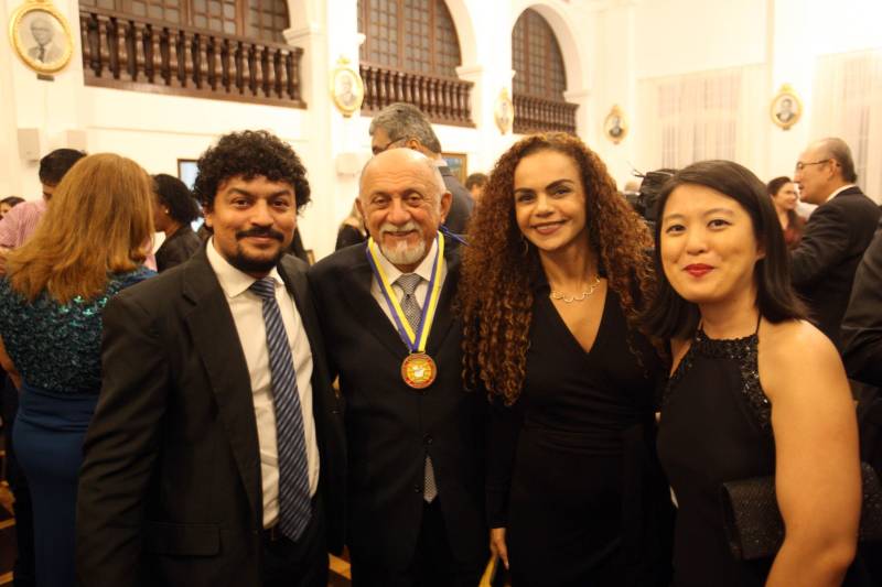 O governador Simão Jatene foi homenageado pela Associação do Corpo Consular no Estado do Pará (ACCP) com a Comenda do Mérito Consular João Clemente Baena Soares. A maior honraria da entidade foi entregue na noite desta quinta-feira (22), no salão nobre do prédio sede da Associação Comercial do Pará (ACP), em Belém.

FOTO: IGOR BRANDÃO / AG. PARÁ
DATA: 22.02.2018
BELÉM - PARÁ <div class='credito_fotos'>Foto: IGOR BRANDÃO / AG. PARÁ   |   <a href='/midias/2018/originais/755289e1-81e5-4c0f-9747-497324627f09.jpg' download><i class='fa-solid fa-download'></i> Download</a></div>