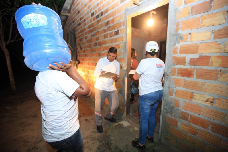 Moradores das comunidades de Bom Futuro, Vila Nova e Bujaruba, em Barcarena, já receberam os primeiros garrafões de água potável. A entrega foi feita pela Defesa Civil do Estado, em parceria com a prefeitura da cidade no fim da tarde desta sexta-feira, 23. A distribuição de água potável aos moradores é uma das medidas emergenciais determinadas pelo Grupo de Trabalho do Governo do Estado à mineradora Hydro Alunorte. Composto por vários órgãos do Estado para atuação conjunta e integrada, o grupo tem como foco principal a saúde das pessoas das comunidades próximas do local e do meio ambiente, realizando ações imediatas e monitoramento permanente, além de solicitar a tomada de medidas preventivas, por conta do alto volume de chuvas nesse período.

FOTO: MÁCIO FERREIRA/AG. PARÁ
DATA: 23.02.2018
BARCARENA - PARÁ <div class='credito_fotos'>Foto: MÁCIO FERREIRA/ AG. PARÁ   |   <a href='/midias/2018/originais/7572e5bd-4935-406e-b4a7-168315841fcf.jpg' download><i class='fa-solid fa-download'></i> Download</a></div>