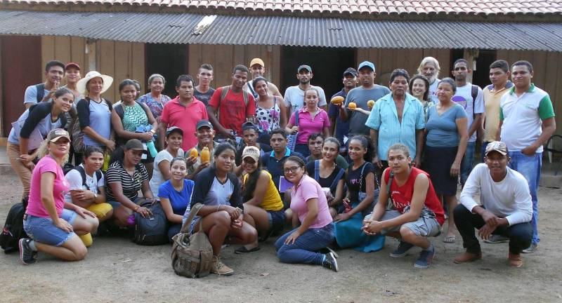 O escritório local da Empresa de Assistência Técnica e Extensão Rural do Estado Pará (Emater), em São Domingos do Araguaia apresentou o balanço das realizações alcançadas em 2018. Ao todo, a equipe fez 900 atendimentos para 360 famílias beneficiárias. Desse número, 18 agricultores forneceram alimentos para o Programa de Aquisição de Alimentos (PAA), e o Programa Nacional de Alimentação Escolar (Pnae), e comercializaram R$ 456.035,46. Outros 52 agricultores foram beneficiados com Declaração de Aptidão ao Pronaf (DAPs), para crédito rural, aposentadoria e comercialização de produtos.

FOTO: ASCOM EMATER
DATA: 11.12.2018
SÃO DOMINGOS DO ARAGUAIA - PARÁ <div class='credito_fotos'>Foto: ASCOM EMATER   |   <a href='/midias/2018/originais/75daad5b-10aa-4575-b79e-ebc23e8e4c58.jpg' download><i class='fa-solid fa-download'></i> Download</a></div>