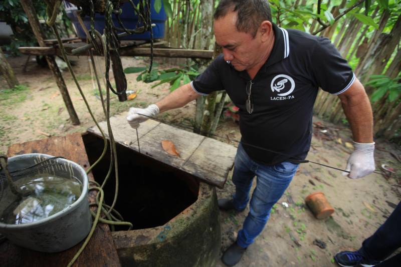 As ações do governo do Estado são imediatas no município de Barcarena, mais especificamente nas comunidades Bom Futuro e Vila Nova, localizadas na área das bacias de rejeitos da Hydro. A primeira medida é a coleta da água dos poços artesianos, para verificar se está própria para o consumo humano. Nesta sexta-feira (23), técnicos do Laboratório Central do Estado (Lacen) começaram o trabalho, que faz parte do conjunto de ações do grupo de trabalho montado pelo governo depois que o Instituto Evandro Chagas confirmou a contaminação da área.

FOTO: MÁCIO FERREIRA / AG. PARÁ
DATA: 23.02.2018
BARCARENA - PARÁ <div class='credito_fotos'>Foto: MÁCIO FERREIRA/ AG. PARÁ   |   <a href='/midias/2018/originais/76565488-3148-4f1f-817a-6ab0096e6f4e.jpg' download><i class='fa-solid fa-download'></i> Download</a></div>