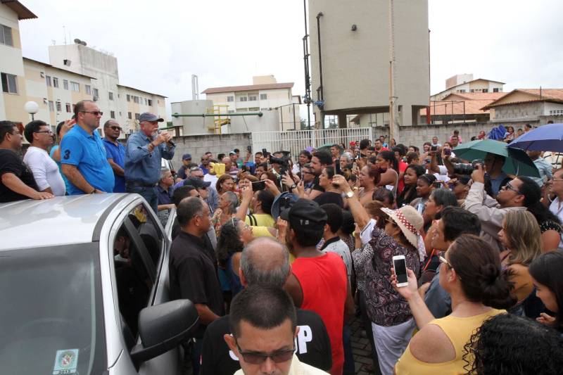 Deve ocorrer a partir da próxima segunda-feira (19) a entrega das chaves aos futuros moradores do Residencial Viver Melhor Marituba, localizado no quilômetro 15 da Rodovia BR-316, em Marituba, região metropolitana de Belém. A cerimônia de inauguração do conjunto, marcada para este sábado (17), foi adiada pela terceira vez pelo Ministério das Cidades, causando transtorno a centenas de pessoas que foram ao local com a promessa de receber o apartamento e começar uma vida nova. O governador Simão Jatene foi ao local esclarecer aos proprietários - muitos vindos de bairros distantes de Belém e Ananindeua - o motivo de mais um adiamento.

FOTO: CRISTINO MARTINS / AG. PARÁ
DATA: 17.02.2017
MARITUBA - PARÁ <div class='credito_fotos'>Foto: Cristino Martins/Ag. Pará   |   <a href='/midias/2018/originais/7672cd4b-0e2a-4e52-836d-e346a7fd4d03.jpg' download><i class='fa-solid fa-download'></i> Download</a></div>