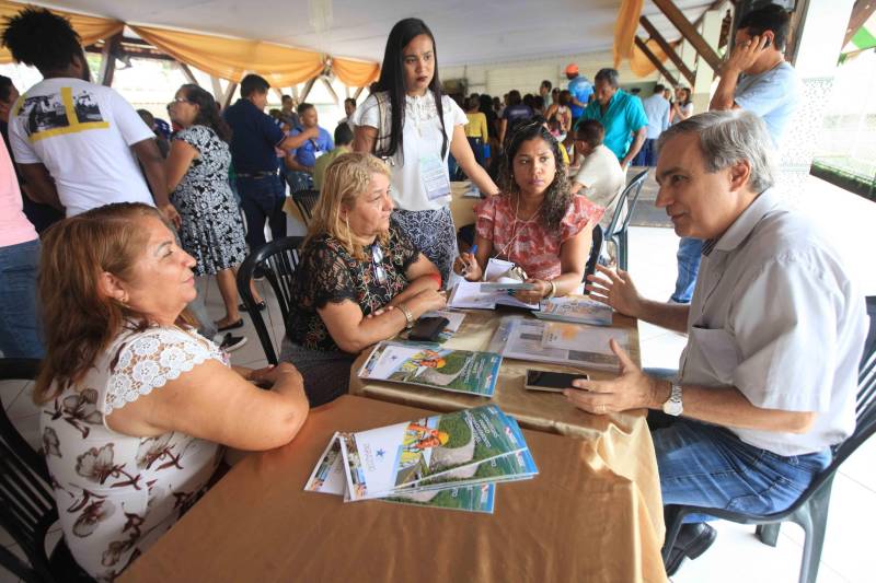 Mais de 300 produtores compareceram à arena Bira's, em Igarapé-Miri, no nordeste paraense, na manhã de quinta-feira (15), em busca de informações sobre crédito, qualificação profissional, regularização fundiária e cadeia produtiva. O público foi atendido pela "Caravana Pará 2030 - Igarapé-Miri", promovida pelo governo do Estado, que levou ao município os serviços de várias secretarias, bancos e instituições ligadas à produção e à intermediação de negócios.

FOTO: RODOLFO OLIVEIRA / AG. PARÁ
DATA: 16.03.2018
IGARAPÉ-MIRI - PARÁ <div class='credito_fotos'>Foto: Rodolfo Oliveira/Ag. Pará   |   <a href='/midias/2018/originais/76752c14-4ceb-42ed-b351-1699056d0a3e.jpg' download><i class='fa-solid fa-download'></i> Download</a></div>