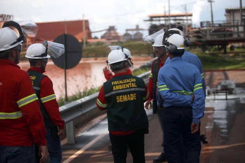 Iniciou neste sábado, 24, o prazo que o Governo do Estado deu para que a empresa de alumínio Hydro Alunorte adote procedimentos e mecanismos seguros ambientalmente, a fim de que as bacias de resíduos da empresa baixem os níveis em pelo menos um metro – o que é definido tecnicamente como padrão de segurança com comprovação permanente da redução e manutenção dos níveis. Uma equipe de fiscalização da Secretaria de Estado de Meio Ambiente e Sustentabilidade (Semas) está no município para fazer o monitoramento dos níveis das bacias do sistema de tratamento dos rejeitos da Bauxita. "Vamos montar equipes para, de duas em duas horas, avaliar o nível das bacias. Em caso de chuva o monitoramento será feito de uma em uma hora", explicou Rejiane Santos, geóloga da Diretoria de Licenciamento Ambiental da Semas.

FOTO: IGOR BRANDÃO / AG PARÁ
DATA: 24.02.2018
BELÉM - PARÁ
 <div class='credito_fotos'>Foto: IGOR BRANDÃO / AG. PARÁ   |   <a href='/midias/2018/originais/76e02bf1-964e-4ef3-a601-f3611a7dacf2.jpg' download><i class='fa-solid fa-download'></i> Download</a></div>