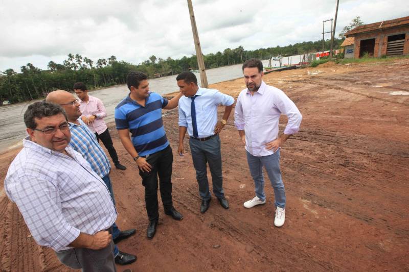 Mais de 300 produtores compareceram à arena Bira's, em Igarapé-Miri, no nordeste paraense, na manhã de quinta-feira (15), em busca de informações sobre crédito, qualificação profissional, regularização fundiária e cadeia produtiva. O público foi atendido pela "Caravana Pará 2030 - Igarapé-Miri", promovida pelo governo do Estado, que levou ao município os serviços de várias secretarias, bancos e instituições ligadas à produção e à intermediação de negócios.

FOTO: RODOLFO OLIVEIRA / AG. PARÁ
DATA: 16.03.2018
IGARAPÉ-MIRI - PARÁ <div class='credito_fotos'>Foto: Rodolfo Oliveira/Ag. Pará   |   <a href='/midias/2018/originais/77367c70-c828-4d94-bbcc-3f1b30598db4.jpg' download><i class='fa-solid fa-download'></i> Download</a></div>