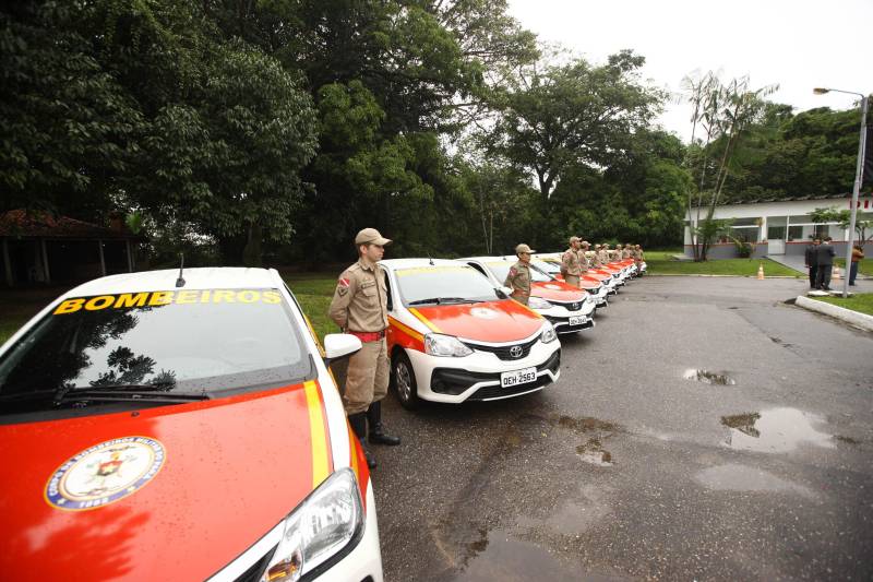 Na mesma cerimônia que entregou as viaturas para serviços de vistoria, o governador Simão Jatene fez uma visita técnica às instalações da nova Policlínica ao Corpo de Bombeiros Militar do Estado. Um prédio no Quartel do Comando Geral da corporação foi reformado e adaptado para receber a Policlínica, que oferta assistência médico-odontológico, psicológico e de primeiros socorros aos bombeiros militares e seus dependentes.

FOTO: IGOR BRANDÃO / AG. PARÁ
DATA: 15.03.2018
BELÉM - PARÁ <div class='credito_fotos'>Foto: IGOR BRANDÃO / AG. PARÁ   |   <a href='/midias/2018/originais/777d57e5-5bd9-4041-a5f7-eb791c59c5d5.jpg' download><i class='fa-solid fa-download'></i> Download</a></div>