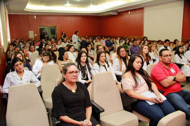 O hospital Ophir Loyola promoveu nesta quinta-feira (22), a formatura de novos especialistas nas áreas de Oncologia em Cuidados Paliativos, de Enfermagem em Atenção ao Câncer e de Cirurgia e Traumatologia Buco-maxilofacial. 

FOTO: FELIPE TIAGO / DIVULGAÇÃO
DATA: 22.02.2018
BELÉM - PARÁ <div class='credito_fotos'>Foto: FELIPE TIAGO / DIVULGAÇÃO   |   <a href='/midias/2018/originais/779595ed-80ee-4c7c-9297-6683a971d9ce.jpg' download><i class='fa-solid fa-download'></i> Download</a></div>