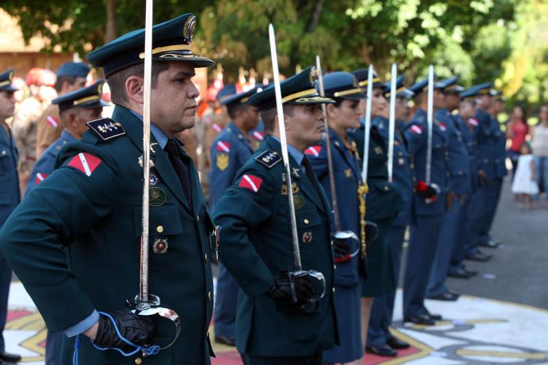 Orgulho e novas perspectivas profissionais marcaram a cerimônia alusiva ao 02 de julho, Dia Nacional do Bombeiro, que aconteceu na manhã desta sexta-feira (29), no Comando Geral do Corpo de Bombeiros Militar do Pará (CBMPA). Em meio à cerimônia cívico militar, houve desfile de tropas e a premiação de 79 pessoas, entre civis e militares, com a medalha Dom Pedro II. A medalha é a maior condecoração da corporação, regulamentada pelo Decreto n 6.898, de 27 de abril de 2009, e foi entregue pelo governador Simão Jatene às pessoas que tenham se destacado na corporação.

FOTO: SIDNEY OLIVEIRA / AG. PARÁ
DATA: 29.06.2018
BELÉM - PARÁ <div class='credito_fotos'>Foto: Sidney Oliveira/Ag. Pará   |   <a href='/midias/2018/originais/77b86859-48f8-4e6d-9358-923c0a5b7ce4.jpg' download><i class='fa-solid fa-download'></i> Download</a></div>