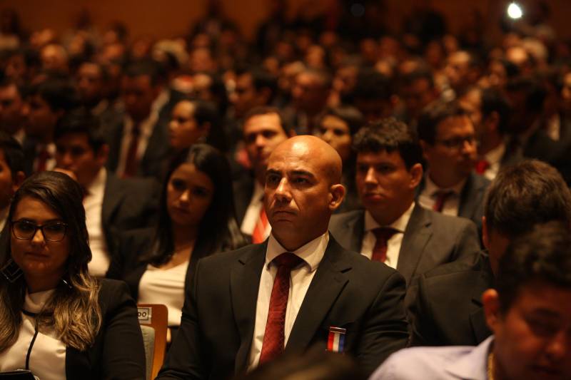 O Pará vai voltar a ter um delegado de polícia para cada município. A posse de 149 novos delegados da Polícia Civil, que aconteceu nesta segunda-feira (26) no Teatro Maria Sylvia Nunes, na Estação das Docas, vai garantir, com sobras, a cobertura completa dos 144 municípios do estado. Aprovados em concurso público, os novos delegados concluíram o curso de Formação da Polícia Civil do Pará no dia 15 deste mês. O curso foi o primeiro do Brasil a incluir sete disciplinas inéditas: Oratória, Atuação Policial frente aos Grupos Vulneráveis, Relacionamento com a Imprensa e Mídias Sociais, Abordagem Psicopatológica do Crime e da Violência, Investigação Financeira no Enfrentamento ao Crime de Lavagem de dinheiro, Noções Básicas de Enfrentamento às Fraudes Veiculares e Linguagem Brasileira de Sinais. O concurso aprovou ainda 300 investigadores, 180 escrivães e 20 papiloscopistas. Os novos policiais civis passaram por quatro meses de formação técnica e profissional na Acadepol. Com a nomeação, o próximo passo será a lotação dos novos servidores públicos nas unidades de Polícia Civil do estado, quando eles saberão em qual região do Pará trabalharão inicialmente. Na foto, o formando João Costa (calvo), primeiro lugar no curso.

FOTO: SYDNEY OLIVEIRA / AG. PARÁ
DATA: 26.02.2018
BELÉM - PARÁ <div class='credito_fotos'>Foto: Sidney Oliveira/Ag. Pará   |   <a href='/midias/2018/originais/77dc9497-ec67-406a-9e40-d5ad281ceec9.jpg' download><i class='fa-solid fa-download'></i> Download</a></div>