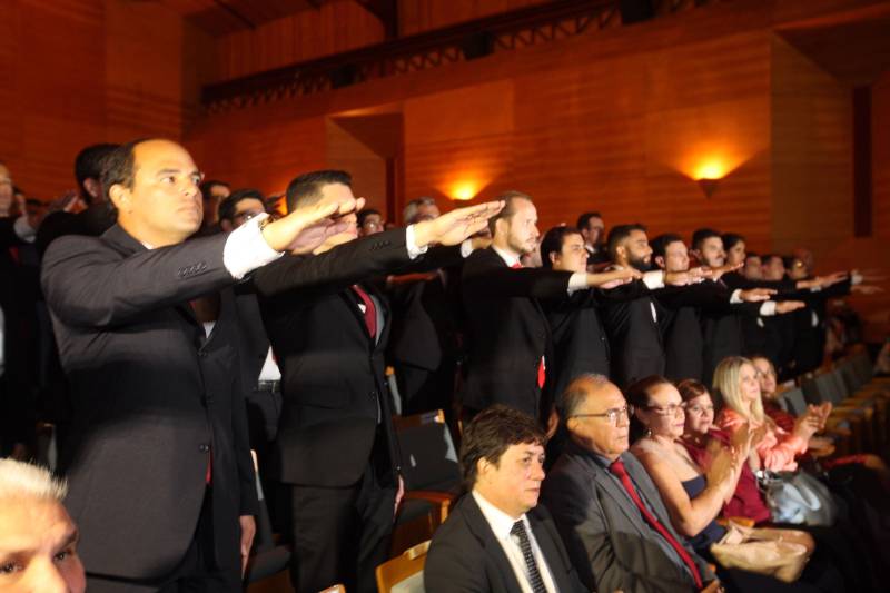 O Pará vai voltar a ter um delegado de polícia para cada município. A posse de 149 novos delegados da Polícia Civil, que aconteceu nesta segunda-feira (26) no Teatro Maria Sylvia Nunes, na Estação das Docas, vai garantir, com sobras, a cobertura completa dos 144 municípios do estado. Aprovados em concurso público, os novos delegados concluíram o curso de Formação da Polícia Civil do Pará no dia 15 deste mês. O curso foi o primeiro do Brasil a incluir sete disciplinas inéditas: Oratória, Atuação Policial frente aos Grupos Vulneráveis, Relacionamento com a Imprensa e Mídias Sociais, Abordagem Psicopatológica do Crime e da Violência, Investigação Financeira no Enfrentamento ao Crime de Lavagem de dinheiro, Noções Básicas de Enfrentamento às Fraudes Veiculares e Linguagem Brasileira de Sinais. O concurso aprovou ainda 300 investigadores, 180 escrivães e 20 papiloscopistas. Os novos policiais civis passaram por quatro meses de formação técnica e profissional na Acadepol. Com a nomeação, o próximo passo será a lotação dos novos servidores públicos nas unidades de Polícia Civil do estado, quando eles saberão em qual região do Pará trabalharão inicialmente.

FOTO: SYDNEY OLIVEIRA / AG. PARÁ
DATA: 26.02.2018
BELÉM - PARÁ <div class='credito_fotos'>Foto: Sidney Oliveira/Ag. Pará   |   <a href='/midias/2018/originais/78b90b62-2846-427a-a844-c7617c01c68c.jpg' download><i class='fa-solid fa-download'></i> Download</a></div>