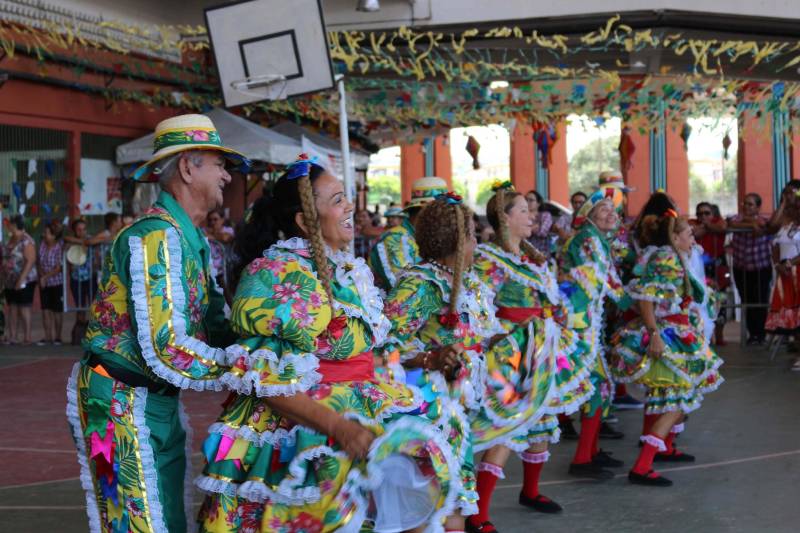 Cerca de 400 idosos, trajando as vestes típicas da época junina, participaram do 19º “Arraiá” (foto), que integra o Projeto Vida Ativa na Terceira Idade, nesta terça-feira (26), no Estádio Olímpico do Pará, o Mangueirão, em Belém. O momento mais esperado da festa foi o concurso de Miss Caipira 2018. Conceição Albuquerque, com o traje “Miss Copa do Mundo”, foi a vencedora desta edição. A festa junina contou com apresentação de quadrilhas de entidades de assistência à pessoa idosa e muitas brincadeiras da quadra junina, além da cantora Suanny Batidão. Com a roupa nas cores verde e amarela, Conceição Albuquerque, candidata do núcleo do projeto que funciona na Tuna Luso Brasileira, apostou na junção do tema junino com a mais importante competição de futebol – a Copa do Mundo, na Rússia. A ganhadora participou ao lado de cinco candidatas e conquistou os jurados, que avaliaram coreografia, simpatia e traje. Emocionada, a vencedora recebeu a faixa das mãos de Marlene da Silva, a miss de 2017.

FOTO: ADRIANA PINTO / ASCOM SEEL
DATA: 26.06.2018
BELÉM - PARÁ <div class='credito_fotos'>Foto: ADRIANA PINTO / ASCOM SEEL   |   <a href='/midias/2018/originais/78d7db7f-cee0-4dc7-9dd4-8cdbe6a2cfca.jpg' download><i class='fa-solid fa-download'></i> Download</a></div>