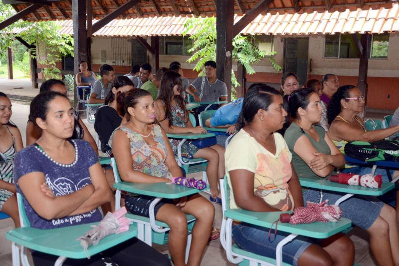 Diretores da Secretaria de Estado de Educação (Seduc) e de órgãos do Sistema de Segurança Pública e promotoras do Ministério Público do Estado se reuniram nesta quinta-feira (15) com gestores, professores, estudantes e pais de alunos da Escola Estadual Palmira Gabriel, com o objetivo de definir ações de segurança para a unidade de ensino. A reunião ocorreu na própria escola, na Avenida Augusto Montenegro, em Belém. A primeira ação definida, e logo posta em prática, foi colocar uma viatura do 10º Batalhão de Polícia Militar (10º BPM) em frente à escola, como base do policiamento na área. A viatura será utilizada em ocorrências no bairro, mas retornará sistematicamente à escola nos três turnos de atividades pedagógicas. A Seduc vai providenciar, de acordo com planejamento da comunidade escolar, a construção de um muro nos fundos e a instalação, em breve, de um sistema de monitoramento por câmeras nas dependências da unidade escolar.

FOTO: ELISEU DIAS / ASCOM SEDUC
DATA: 15.03.2018
BELÉM - PARÁ <div class='credito_fotos'>Foto: Eliseu Dias / Ascom Seduc   |   <a href='/midias/2018/originais/78dd3e24-ed34-4103-921c-3e08f185ef8e.jpg' download><i class='fa-solid fa-download'></i> Download</a></div>