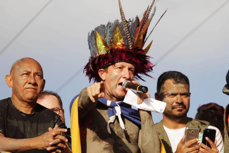 Em Curuçá, no nordeste do Estado, é do mangue que sai o caranguejo, sustento de muitas famílias, e a lama (Tijuco), matéria-prima da fantasia usada pelos brincantes do tradicional bloco carnavalesco "Pretinhos do Mangue". Neste domingo (11), segundo a organização do evento, mais de 17 mil pessoas entre brincantes e espectadores acompanharam o cortejo que teve início no Porto dos Pretinhos e seguiu pelas principais ruas do município até a praça da folia, na orla. O bloco nasceu no ano de 1989 a partir da frustração de dois amigos que foram ao mangue atrás de alimento, mas não conseguiram nenhum caranguejo. Então decidiram passar lama pelo corpo e saíram pela cidade em forma de protesto. "O mangue oferece o nosso caranguejo, mexilhão e camarão. É daqui que as famílias tiram seu sustento. Nossa intenção é aproveitar esse momento de alegria e passar essa mensagem de preservação", afirmou Edmilson Campos (foto), mais conhecido como "Cafá", que está à frente do bloco há 18 anos.

FOTO: CRISTINO MARTIS / AG PARÁ
12.02.2018
CURUÇÁ - PARÁ <div class='credito_fotos'>Foto: Cristino Martins/Ag. Pará   |   <a href='/midias/2018/originais/798e722f-9df3-4ffe-a72a-5e09f9c84467.jpg' download><i class='fa-solid fa-download'></i> Download</a></div>