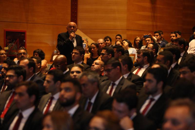 Para o governador Simão Jatene (foto), todos os nomeados podem se considerar – a partir do momento em que optaram por um concurso público no Pará – paraenses, “pois vão ajudar a construir o estado”. “Vocês terão a grata oportunidade de conhecer o estado pelo seu interior, o que é extremamente enriquecedor”, disse o governador. “Mas, preparem-se, pois terão poucos aplausos nos acertos e muitas e severas críticas ao menor erro”. Sobre o concurso e a posse dos novos delegados, Jatene disse que “mais um desafio foi vencido, que é o de ter um delegado para cada município”. “É mais um passo no sentido de combater a violência e melhorar os índices da segurança pública, o que nós fazemos mesmo com a crise que ainda assola o país”, disse o governador. “Enquanto existir essa vontade coletiva, unindo governo e sociedade, vamos vencer mais desafios, em todas as áreas”, concluiu Simão Jatene.

FOTO: SYDNEY OLIVEIRA / AG. PARÁ
DATA: 26.02.2018
BELÉM - PARÁ <div class='credito_fotos'>Foto: Sidney Oliveira/Ag. Pará   |   <a href='/midias/2018/originais/7a91a36b-70b0-49a9-a6f3-d973be7666f0.jpg' download><i class='fa-solid fa-download'></i> Download</a></div>