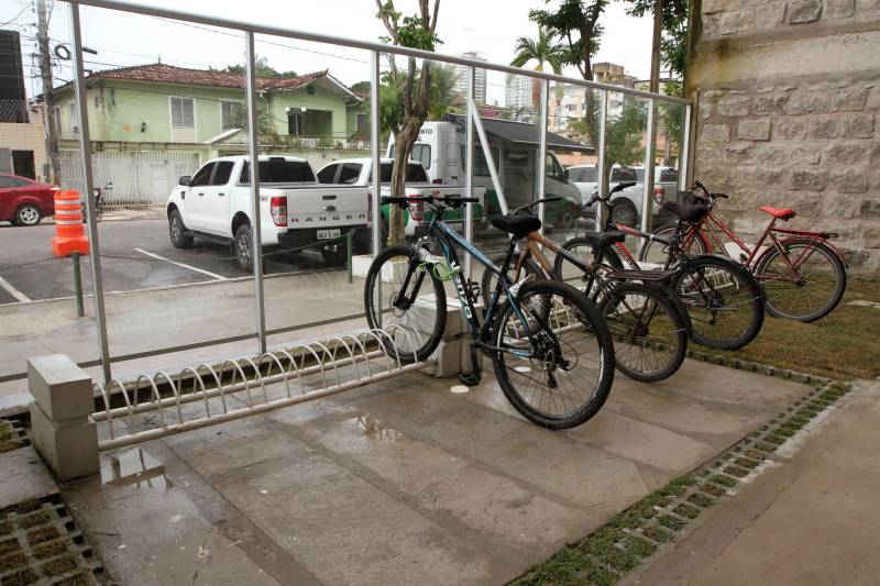 Restaurante self service, rampa de acesso, nova fachada, câmeras de vigilância e elevadores elétricos. O prédio-sede da Secretaria Estadual de Meio Ambiente e Sustentabilidade (Semas), em Belém, continua no mesmo lugar, mas parece novo. Após um processo de reforma, o prédio foi entregue aos servidores nesta sexta-feira, 16, pelo governador Simão Jatene.

FOTO: CRISTINO MARTINS / AG. PARÁ
DATA: 16.03.2018
BELÉM - PARÁ <div class='credito_fotos'>Foto: Cristino Martins/Ag. Pará   |   <a href='/midias/2018/originais/7bb934db-01bb-4611-8aa9-78cf55a22f01.jpg' download><i class='fa-solid fa-download'></i> Download</a></div>