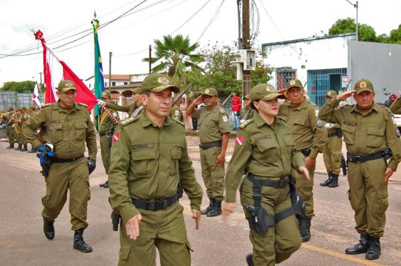 O Governo do Estado entregou nesta segunda-feira (3), a primeira fase das instalações físicas do 35º Batalhão de Polícia Militar – Batalhão Rio Amazonas (35º BPM), sediado em Santarém, na região oeste do Pará. O batalhão está na área de circunscrição do Comando de Policiamento Regional I (CPR-I). A unidade física do 35º BPM é composta por 20 salas. O efetivo é formado por 246 policiais militares, divididos entre o novo Batalhão e três Postos Policiais Destacados, localizados no distrito de Boa Esperança (Km 43 da PA-370) e nos municípios de Belterra e Mojuí dos Campos. Na foto (da esq/dir, primeiro plano), o comandante do CPR-I, Coronel Heldson Tomaso (e) e a comandante do 35º BPM, Tenente Coronel Cintia Raquel Cardoso (d).

FOTO: SAMUEL ALVARENGA / ASCOM CRGBA
DATA: 03.12.2018
SANTARÉM - PARÁ <div class='credito_fotos'>Foto: SAMUEL ALVARENGA / ASCOM CRGBA   |   <a href='/midias/2018/originais/7bc8c203-1d1f-4542-8994-196556587698.jpg' download><i class='fa-solid fa-download'></i> Download</a></div>